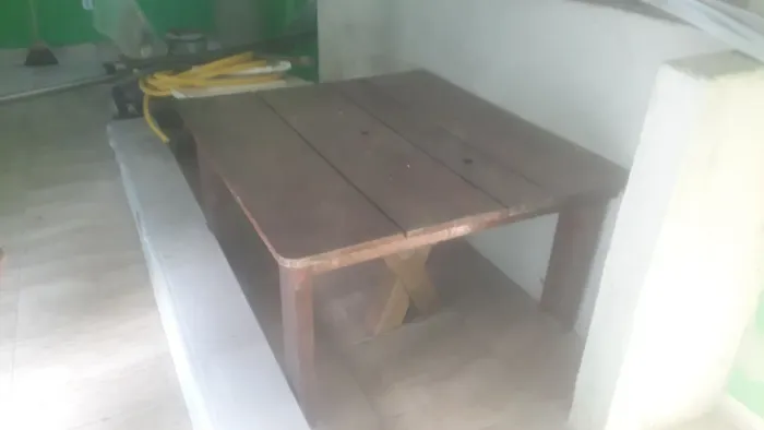 mesa de madeira macissa para expor objetos!medidas 1:20×65