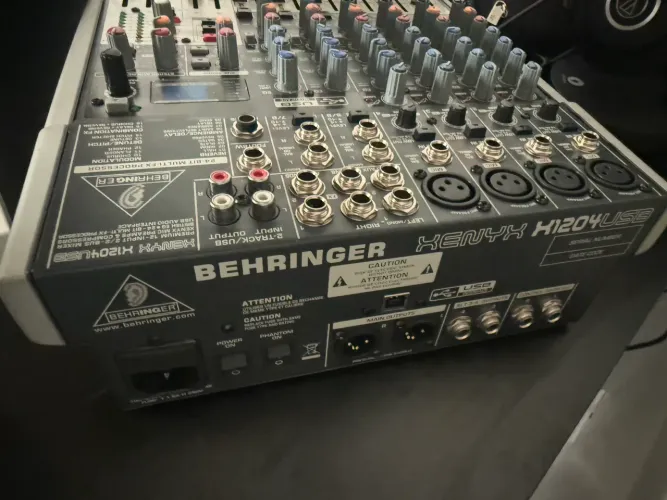 Mesa De Som Behringer Xenyx Q1204 Usb Mixer