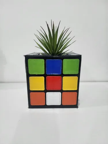 Cachepô cubo colorido com suculenta artificial