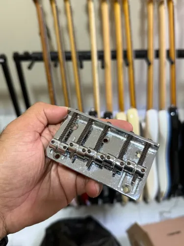 Ponte fender para baixo 5 cordas (tirado de um fender standard 5c usado)