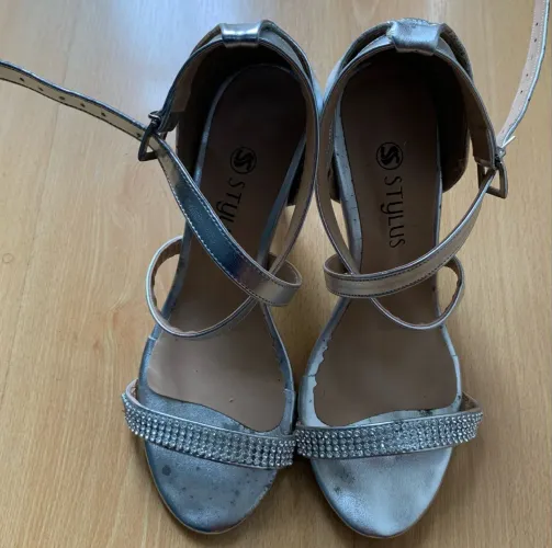 Sandália prata salto 8