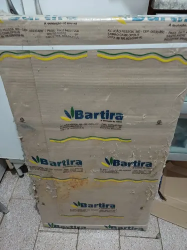 MESA CENTRO BARTIRA Na embalagem tem 2 gavetas 