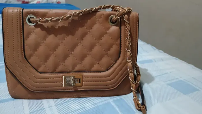 Bolsa de ombro marrom,pode usar transversal tbm tá impecável ?