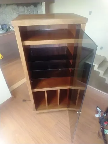 Rack som madeira maciça com rodizios.