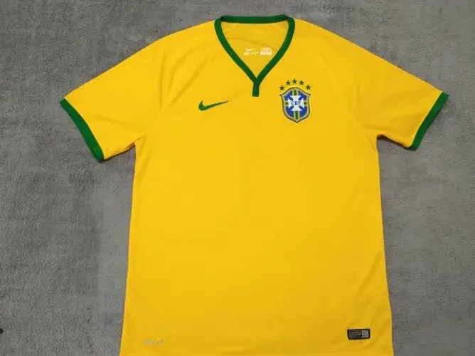 Camisa Oficial Brasil Nike 2014, tamanho G (55x75cm). Praticamente impecável!