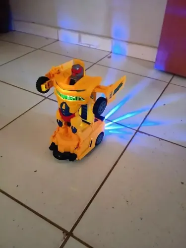 Brinquedo Carrinho Vira Robô Bate E Volta Com Luzes E Som