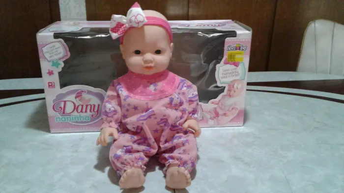 Boneca realista Dani Naninha nova Toys . Acompanha a mamadeira. Pouco usada . 