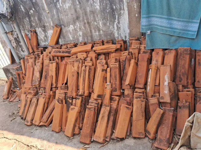 Vendo telhas de barro, 2 reais a unidade, retirar no bairro CPA2, cuiaba. 