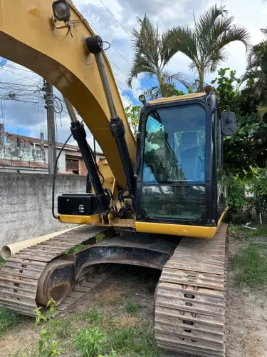 ESCAVADEIRA CAT 318