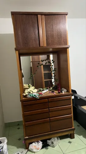 Guarda roupa solteiro de Madeira maciça Sucupira, 2 portas, 1 espelho e 6 gavetas