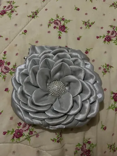 Bolsa de mão prata em formato de flor