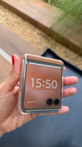 Celular motorola dobrável