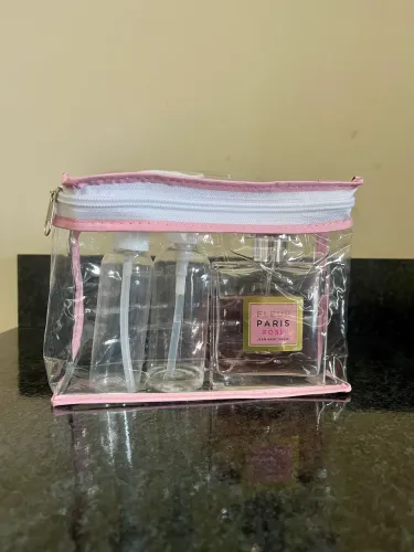 Necessaire Transparente com Detalhes Rosa - Prática e Perfeita para Viagem!