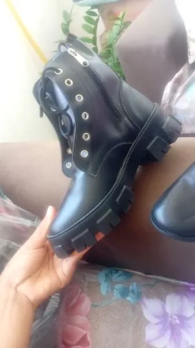 Bota Coturno Tratorada Preta com Zíper Lateral