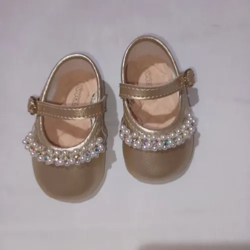 Sapatinhos de bebê dourados com pérolas marca Pimpolho 