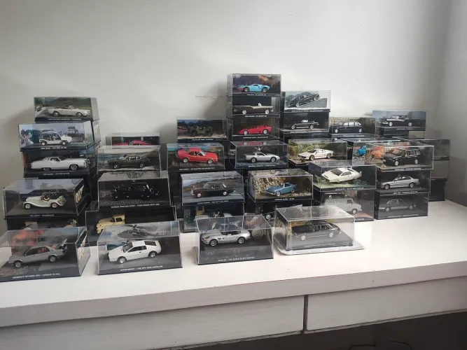 Coleção de Miniaturas de Carros James Bond