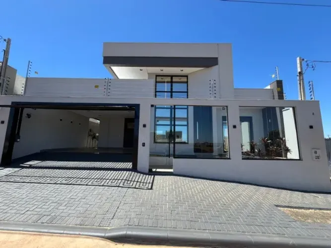 Casa com 03 suítes no Tropical