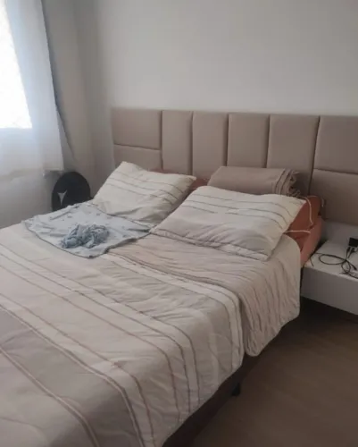 Cabeceira de cama casal com gavetas e tomadas