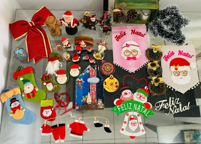 Kit de Natal - Enfeites e Árvore de Natal + Luz colorida Brinde 