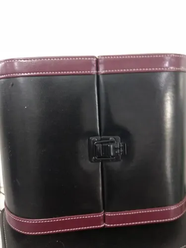 Mala de Viagem Elegante com Detalhes em Vinho