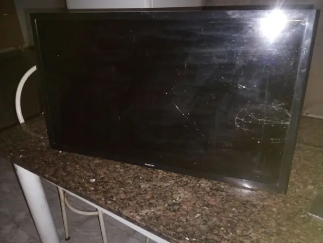 TV Samsung com tela danificada... PARA RETIRAR PEÇAS. 