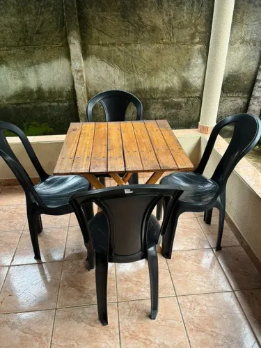mesa de madeira com 4 cadeiras