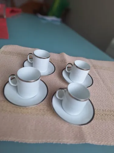 4 Xícaras de porcelana detalhes ouro branco