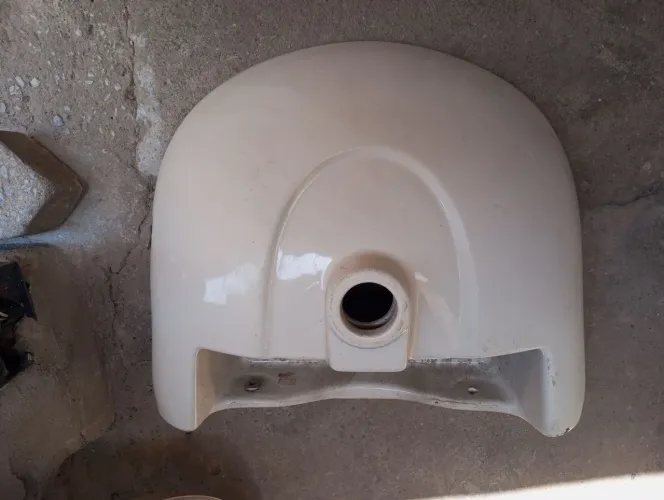 Pia de banheiro com coluna