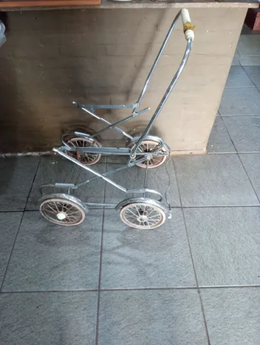 Carrinho de Bebê Antigo