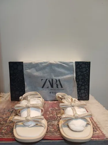 Sandália infantil Zara semi-nova off-white com strass,  tam.31.