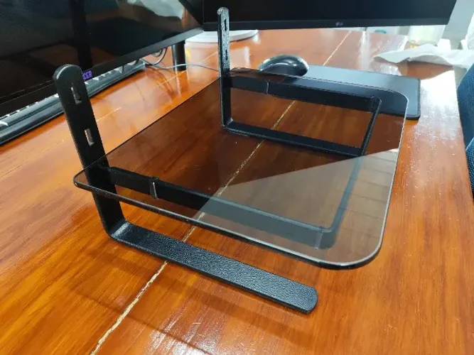 Suporte para monitor preto com tampo de vidro fumê Reliza com altura ajustável