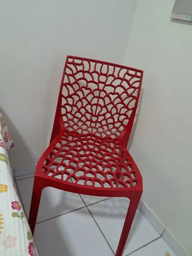 Cadeira seminova vermelha
