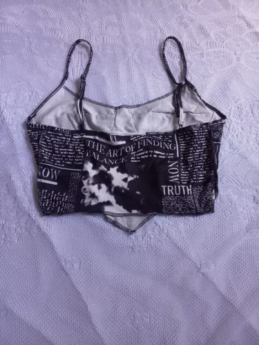 Top Cami com estampa de jornal