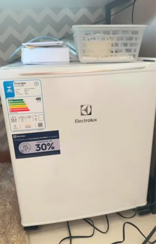 Frigobar Electrolux EM50 47L Branco em ótimo estado