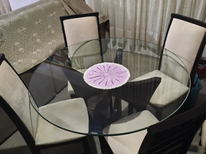 Mesa com 4 cadeiras tampo de vidro