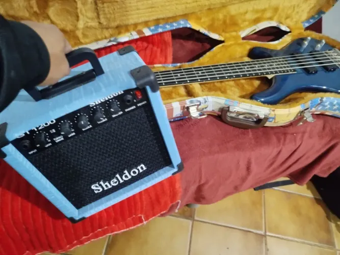 Kit Contra baixo Gianini 5 cordas + case + caixa + alça +bateria+afinador+fone de retorno