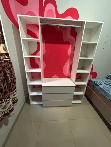 CLOSET SUSPENSO COM 3 GAVETAS/CABIDEIRO MDF NOVO