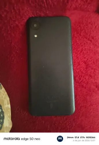 Vende se celular ? com tela quebrada liga ele toca , mais a tela não acende