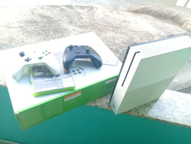 Vendo XBOX ONE S  de 1T muito novo