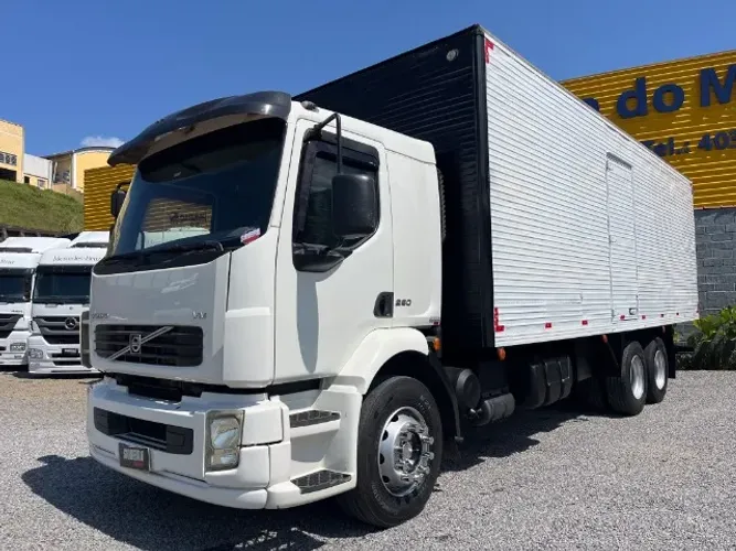 VOLVO VM 260 2010 Baú