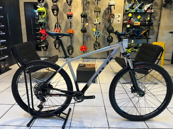 Bicicleta aro 29 Semi-nova RAVA Hakan.