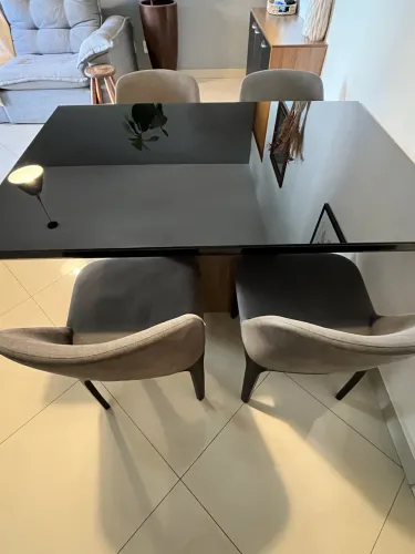 Mesa com tampo de vidro preto e 4 cadeiras