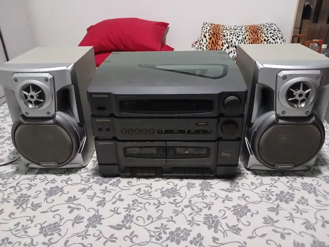 Aparelho de som Gradiente passa disco.