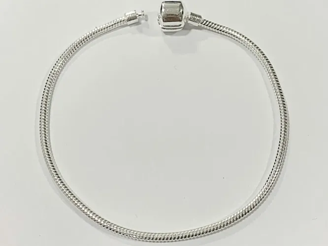 Vendo pulseira Pandora, usada somente 1 vez. Pra vender rápido