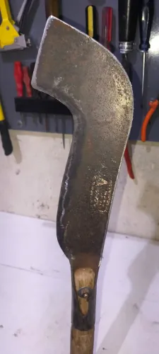 Foice antiga de ferro forjado