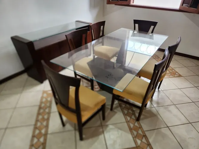 Mesa de copa com 6 cadeiras e buffet