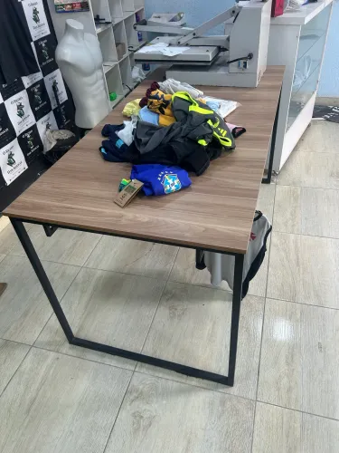 Balcao e mesa para loja