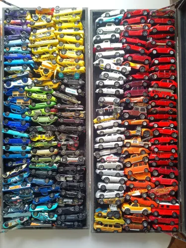 LOTE DE CARRINHOS HOTWHEELS & MAISTO (173 UNIDADES)