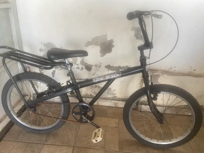 Bicicleta montadinha aro 14 com garupa da cor preta
