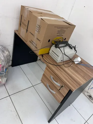 Mesa de escritório em MDF com 2 gavetas